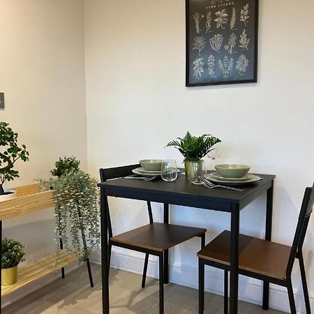 Awesome Refurbished 1 Bed Flat Few Steps To High St ! - 2 East House Apartment Epsom Exterior foto