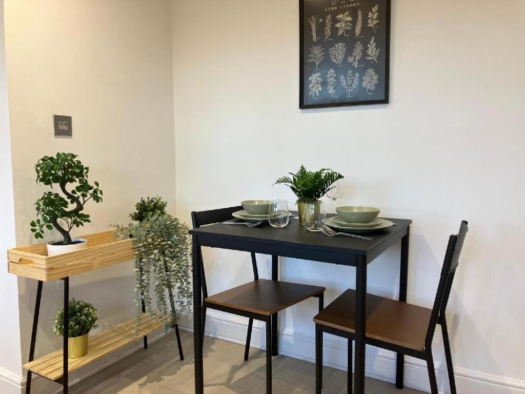 Awesome Refurbished 1 Bed Flat Few Steps To High St ! - 2 East House Apartment Epsom Exterior foto